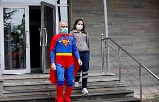 Çocuk hastalara Süpermen kıyafetli doktor sürprizi