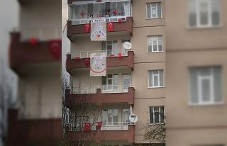 Çocuklar 23 Nisan coşkusunu evlerinde ve balkonlarda...