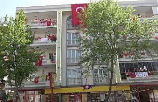 Çocuklar bayramı balkonlardan kutladı