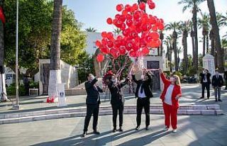 Çocuklar için gökyüzüne balon bıraktılar