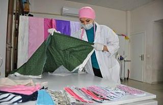 Çocuklar için kostüm dikiyordu, şimdi maske üretiyor