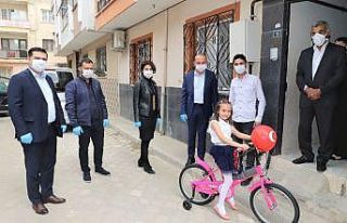 Çocuklar ödüllerini Başkan Akın’dan aldı