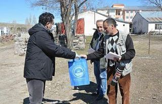 Çocuklara eğitim seti, büyüklere maske
