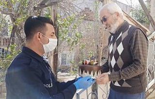 Çocukları 155’i aradı, polis yaşlı adama sürpriz...