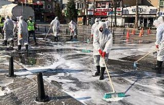 Çorlu’da caddeler köpüklü su ve dezenfektanla...