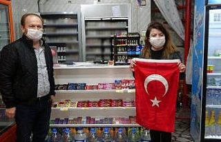 Çorlu’daki bakkallara maske ve Türk bayrağı...