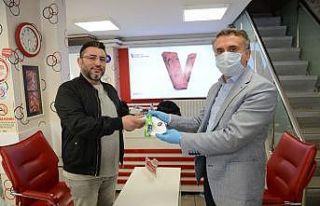 Çorum Belediyesi’nden esnafa dezenfektan ve maske