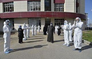 Covid-19’u yenip alkışlarla taburcu oldular