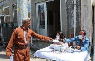 Çukurca Belediyesinden vatandaşlara maske