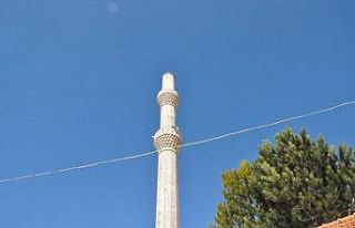 Çürük raporu verilen minarenin külahı fırtınaya...