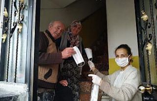 Daday’da kadın muhtar, maske ve eldiven dağıttı