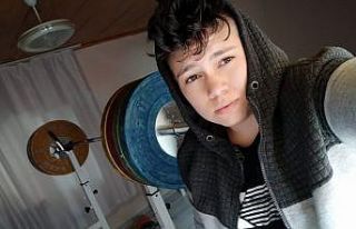 Damacanalarla çalışan kadın halterciye malzeme...