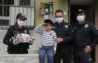 Dedesi polisi aradı, torunu oyuncağı kapıp özel...