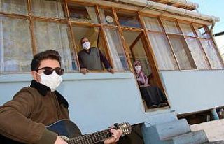 Dedesine ve anneannesine konser verdi