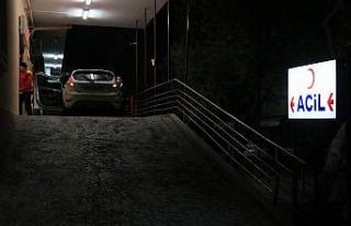 Defalarca bıçaklanan kişi otomobiliyle hastaneye...