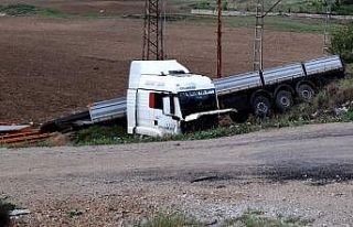 Demir yüklü tır şarampole devrildi: 1 yaralı