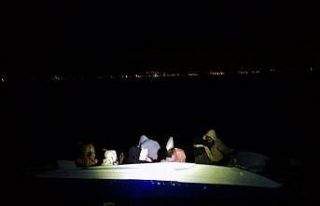 Denizde sürüklenen 13 sığınmacı kurtarıldı