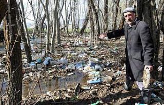 Derenin taşmasıyla köyün tüm çöpleri bahçesinde...