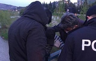 Dereye atlamaya kalkışan şahsı polis kurtardı