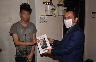 Derslerini EBA üzerinden takip edebilsin diye tablet...