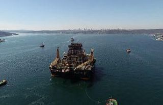 Dev petrol arama platformunun boğazdan geçişi havadan...