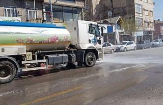 Develi Belediyesi yolları dezenfekte etti