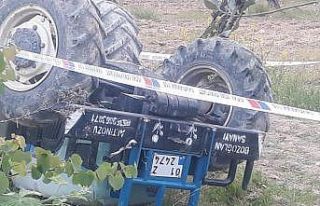 Devrilen traktörün altında kalan adam yaşamını...