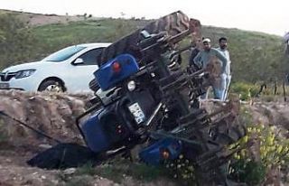 Devrilen traktörün sürücüsü hayatını kaybetti