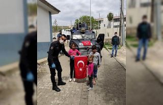 Dicle polisi çocuklara Türk bayrağı dağıttı