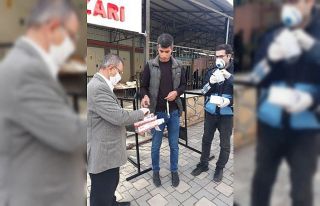 Dicle’de semt pazarlarında vatandaşlara maske...