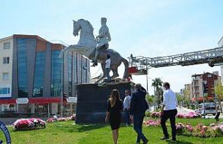 Didim’de Atatürk heykelleri boyandı