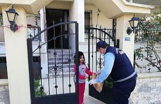 Didim’de zabıtalar sokağa çıkamayanların ihtiyaçlarını...