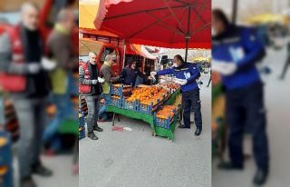 Dilovası’nda pazarcı esnafına maske ve eldiven...
