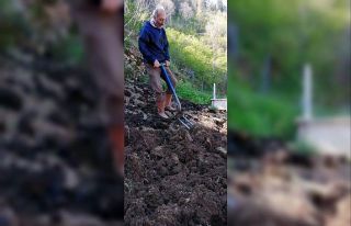 Din görevlileri vatandaşların tarlasını sürdü