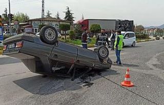 Direksiyon hakimiyetini kaybetti, takla atarak durabildi