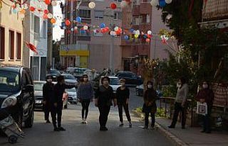 Dışarı çıkamayan çocukları için sokağı süslediler