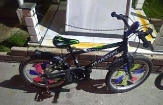 Dışarı çıkmamaları gerekirken bisiklet çalarken...