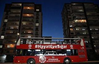 Diyarbakır’da evden çıkamayan vatandaşlara davullu...