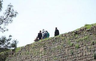 Diyarbakır’da Surlara çıkıp atlamak isteyen...