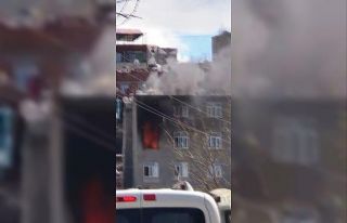 Diyarbakır’da yangın, çatıda mahsur kalanlara...