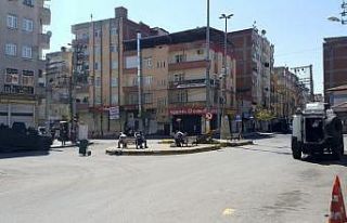 Diyarbakır’da zırhlı polis aracından vatandaşlara...