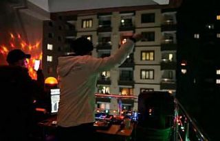 DJ kabinini evinin balkonuna kurdu, mahalleliyi coşturdu