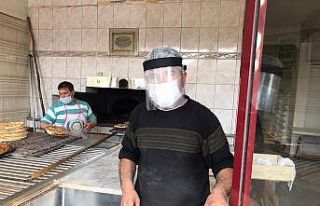 Doğanşehir’de esnaflara yüz koruyucu siper dağıtılıyor