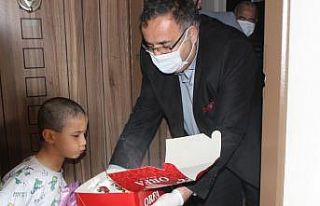 Doğum günü 23 Nisan olan çocuklara yaş pastalı...