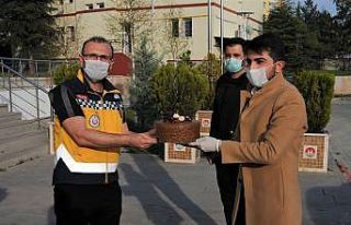 Doğum günü pastasını 112 personellerine armağan...