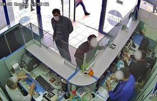 Dolar bozduran müşteriye yanlışlıkla euro parası...