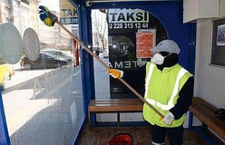 Dolmuş durakları yıkanarak temizleniyor