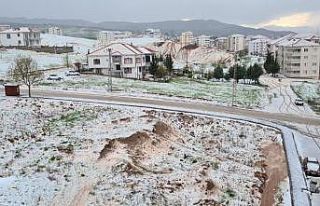 Dolu yağışı Gölbaşı’nı beyaza bürüdü