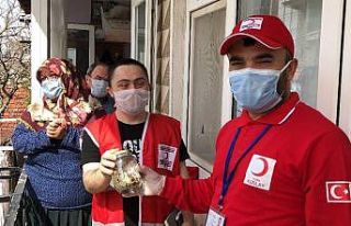 Down sendromlu genç kumbarasını Kızılay’a bağışladı
