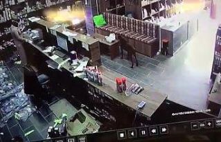Dükkana giren köpek masadaki poşette bulunan poğaçaları...